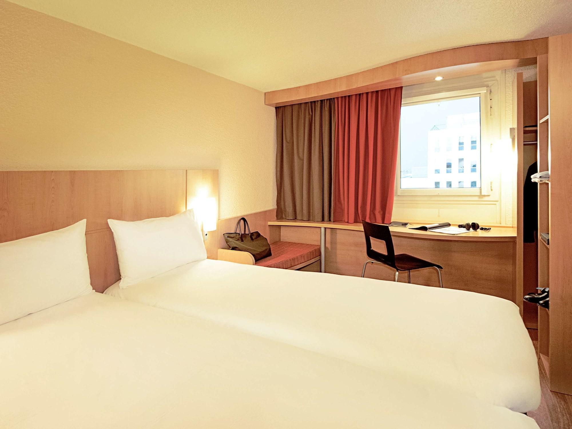 Ibis Calais Car Ferry Hotel Bagian luar foto