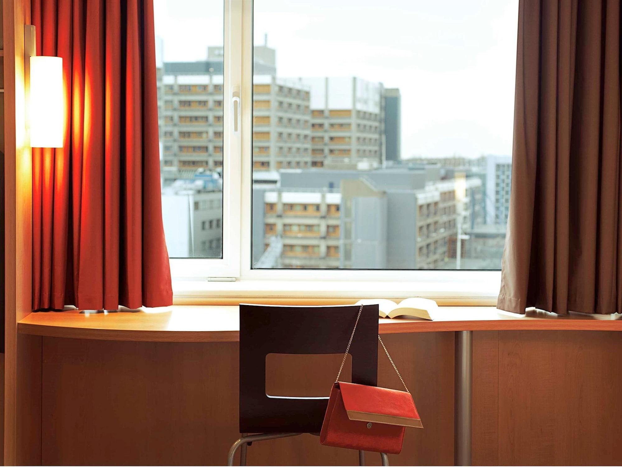 Ibis Calais Car Ferry Hotel Bagian luar foto