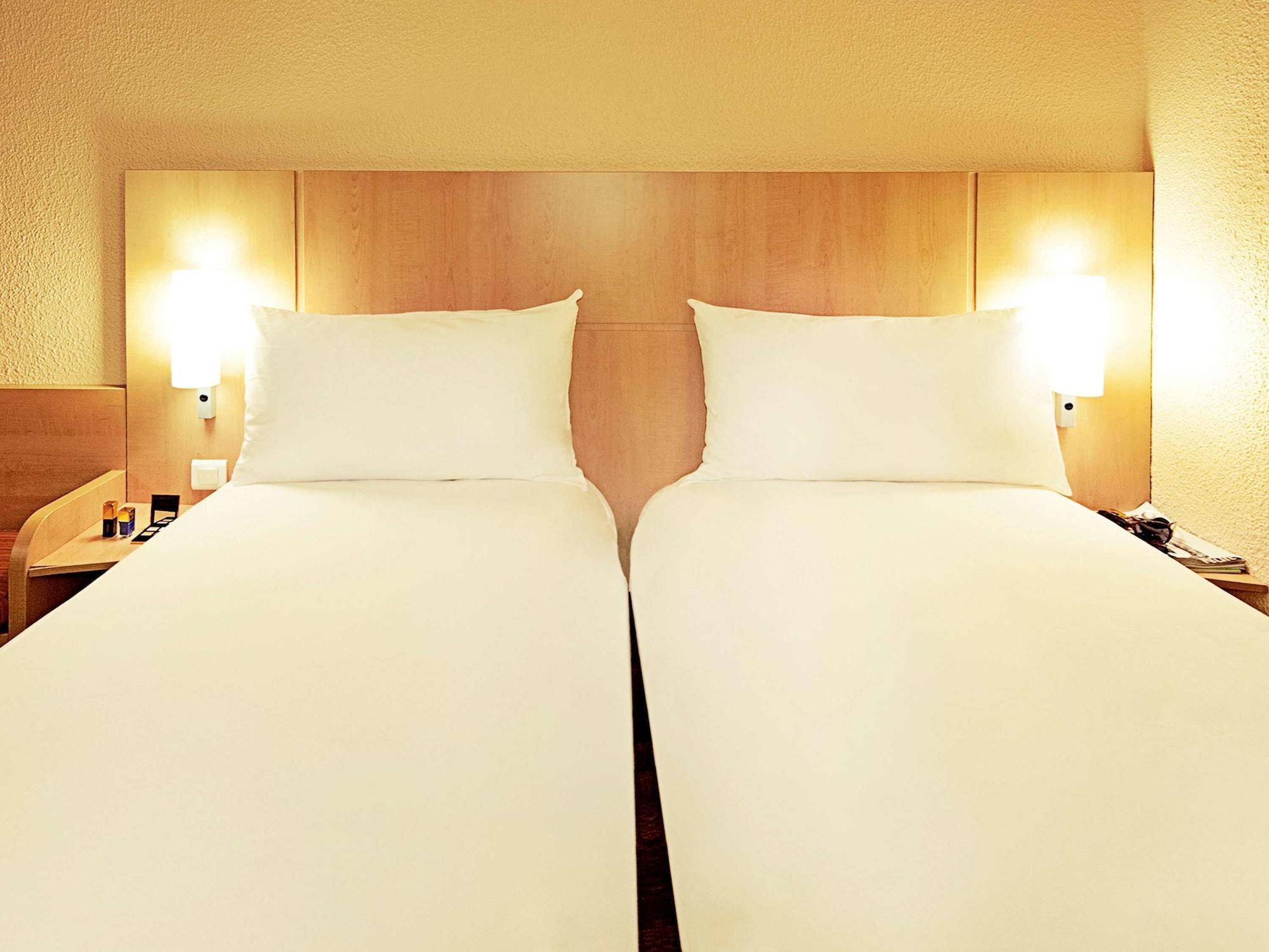 Ibis Calais Car Ferry Hotel Bagian luar foto