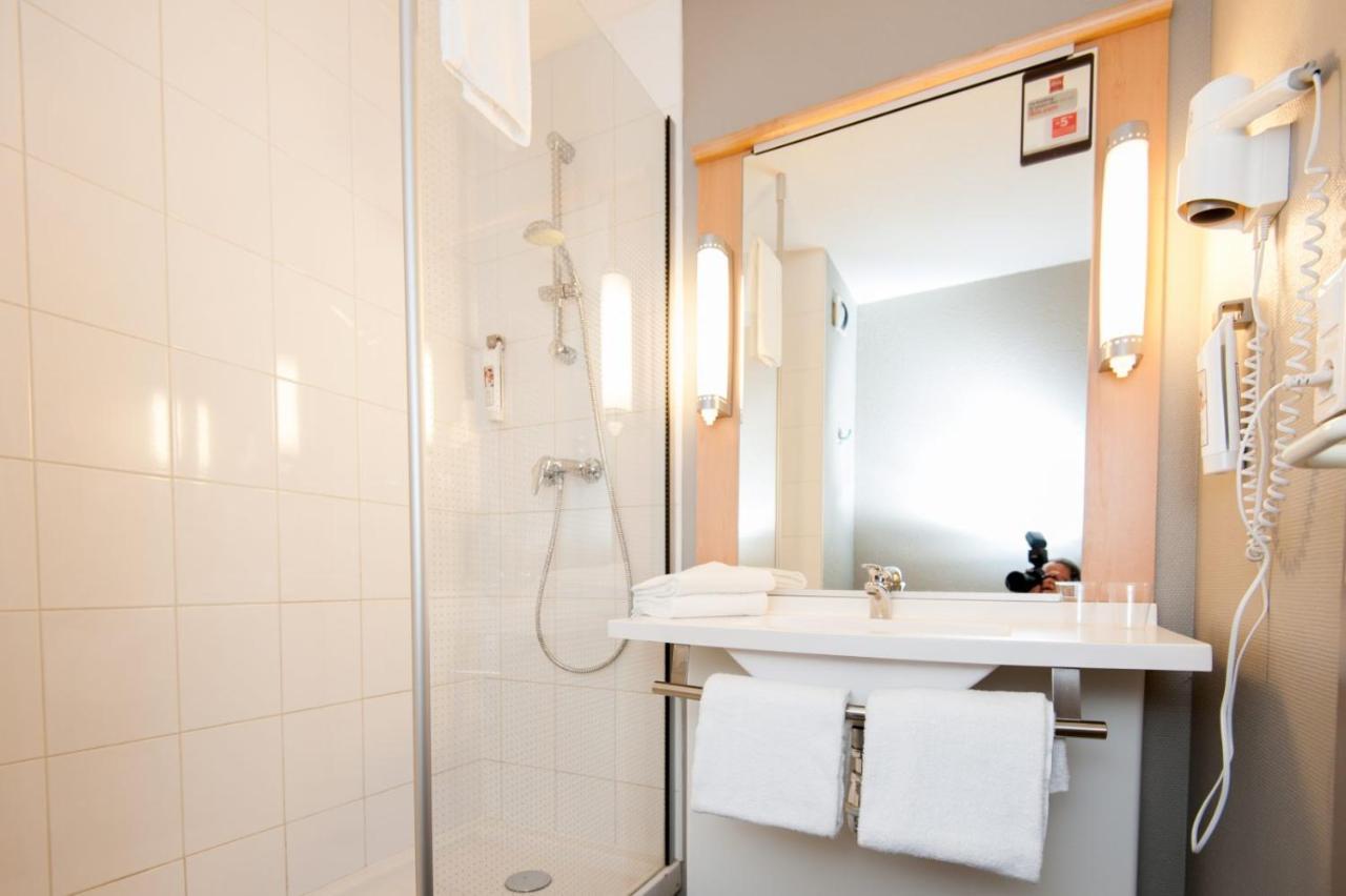 Ibis Calais Car Ferry Hotel Bagian luar foto
