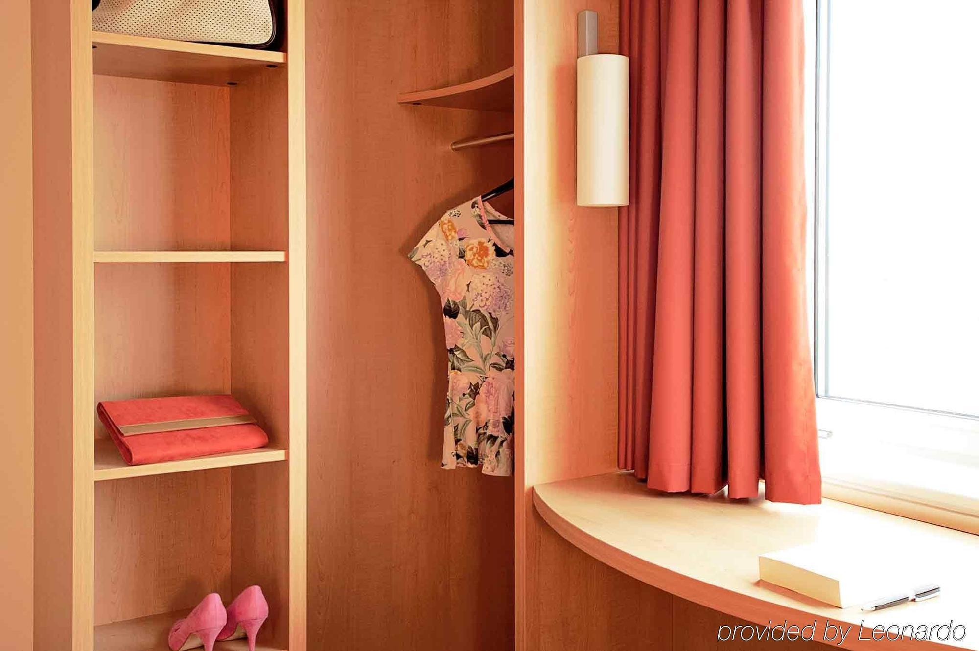 Ibis Calais Car Ferry Hotel Bagian luar foto