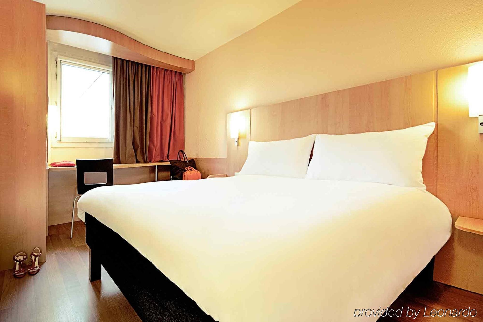 Ibis Calais Car Ferry Hotel Bagian luar foto