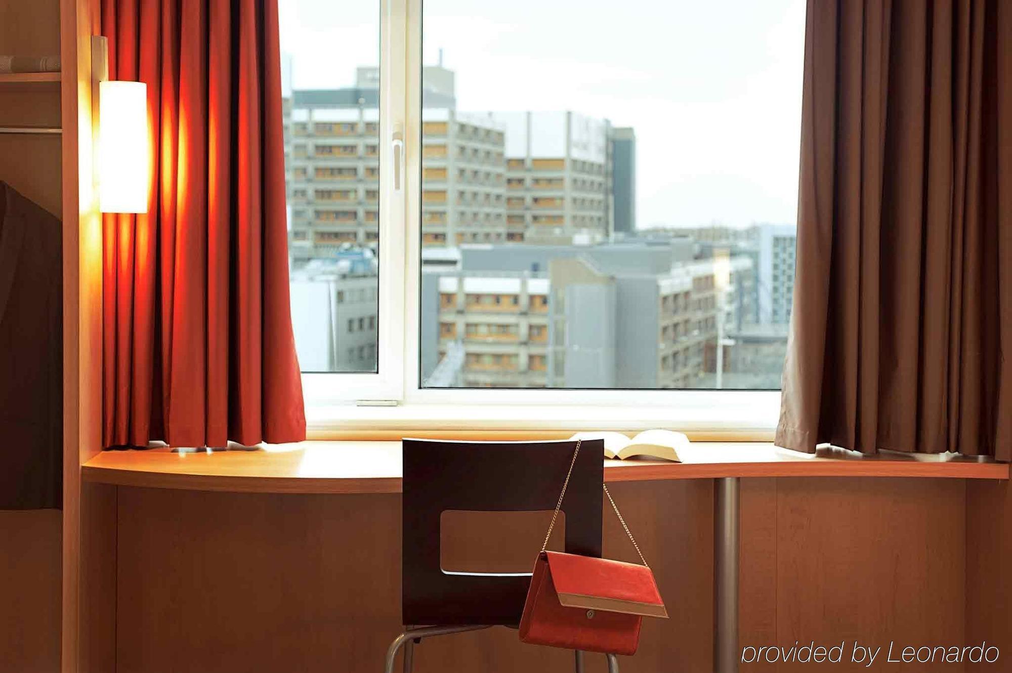 Ibis Calais Car Ferry Hotel Bagian luar foto