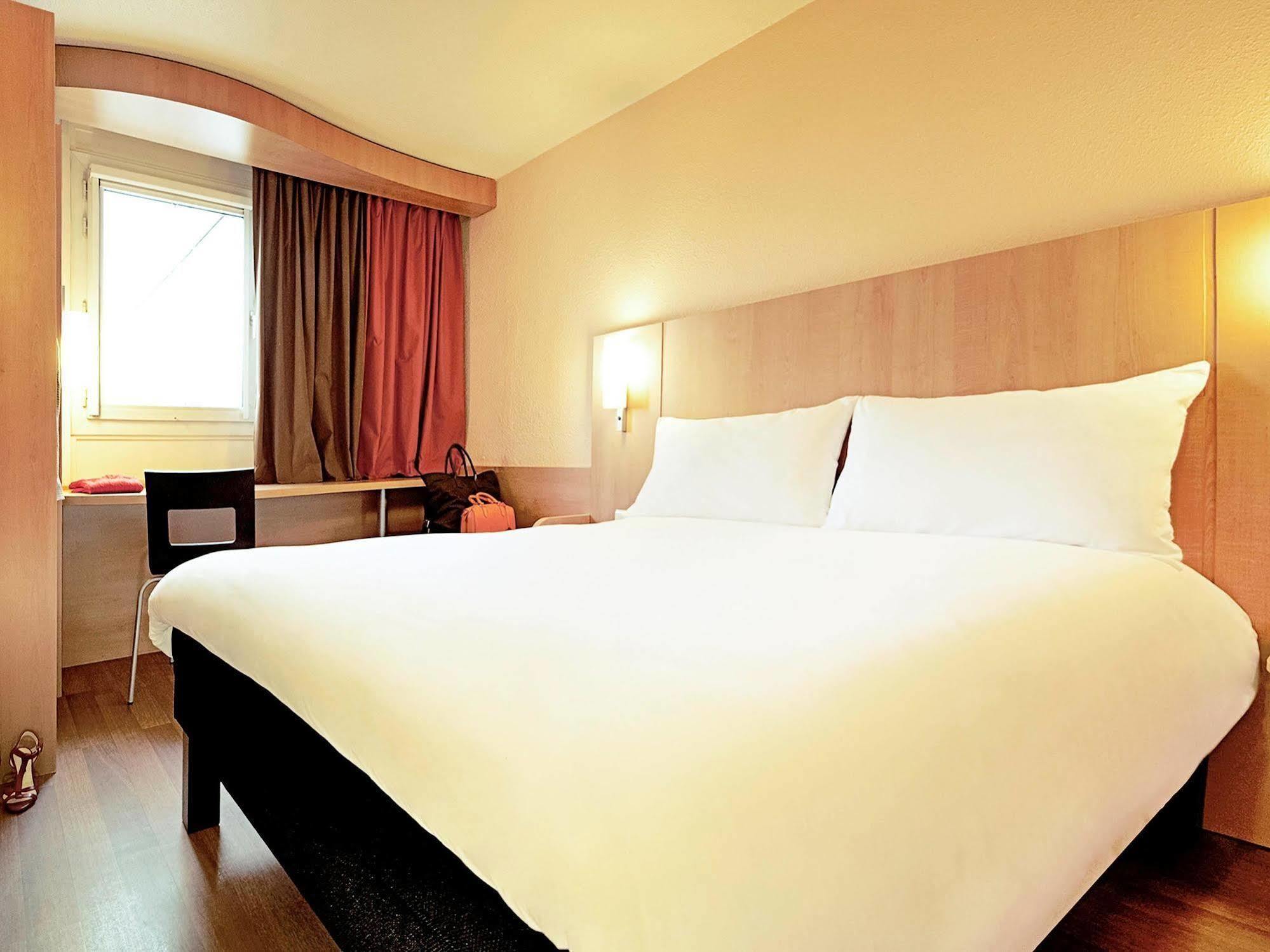 Ibis Calais Car Ferry Hotel Bagian luar foto