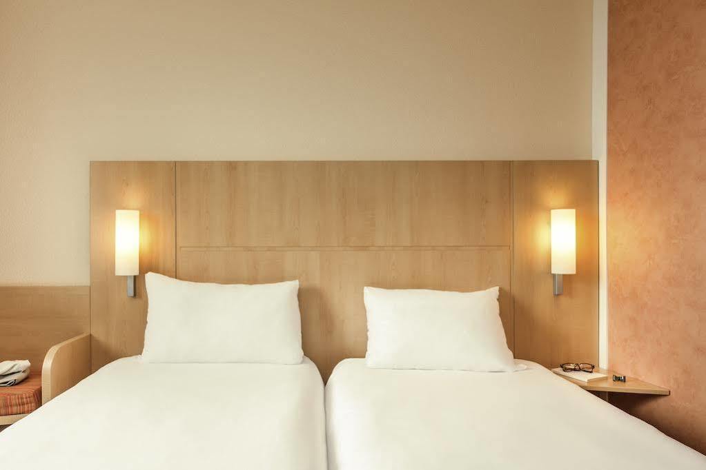 Ibis Calais Car Ferry Hotel Bagian luar foto