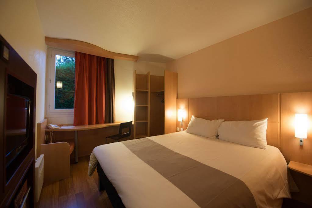 Ibis Calais Car Ferry Hotel Bagian luar foto