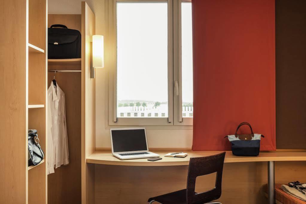 Ibis Calais Car Ferry Hotel Bagian luar foto