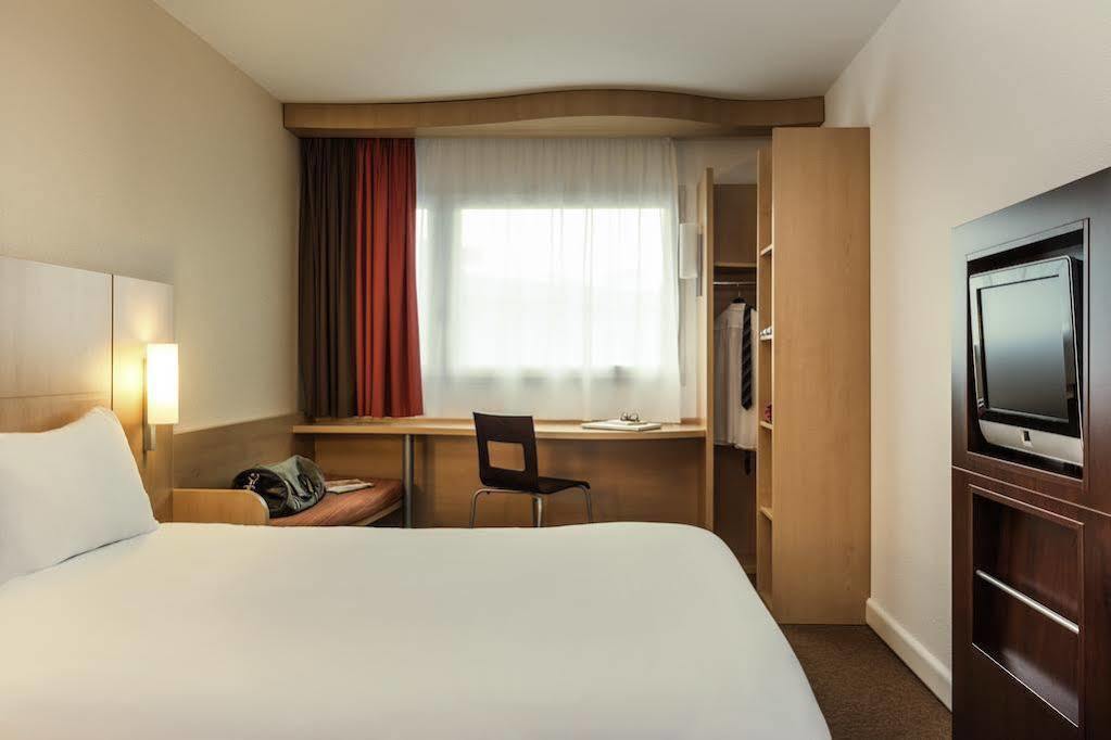 Ibis Calais Car Ferry Hotel Bagian luar foto