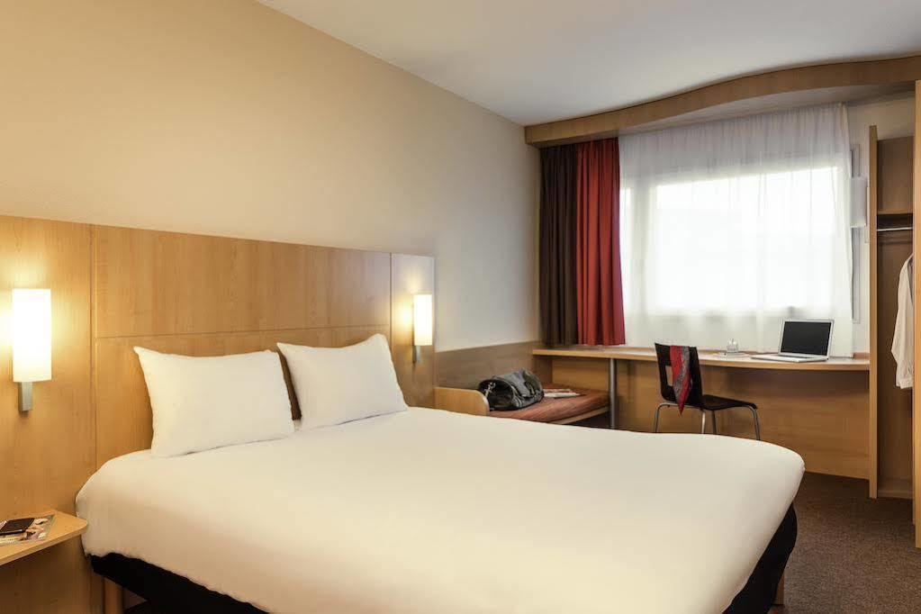 Ibis Calais Car Ferry Hotel Bagian luar foto
